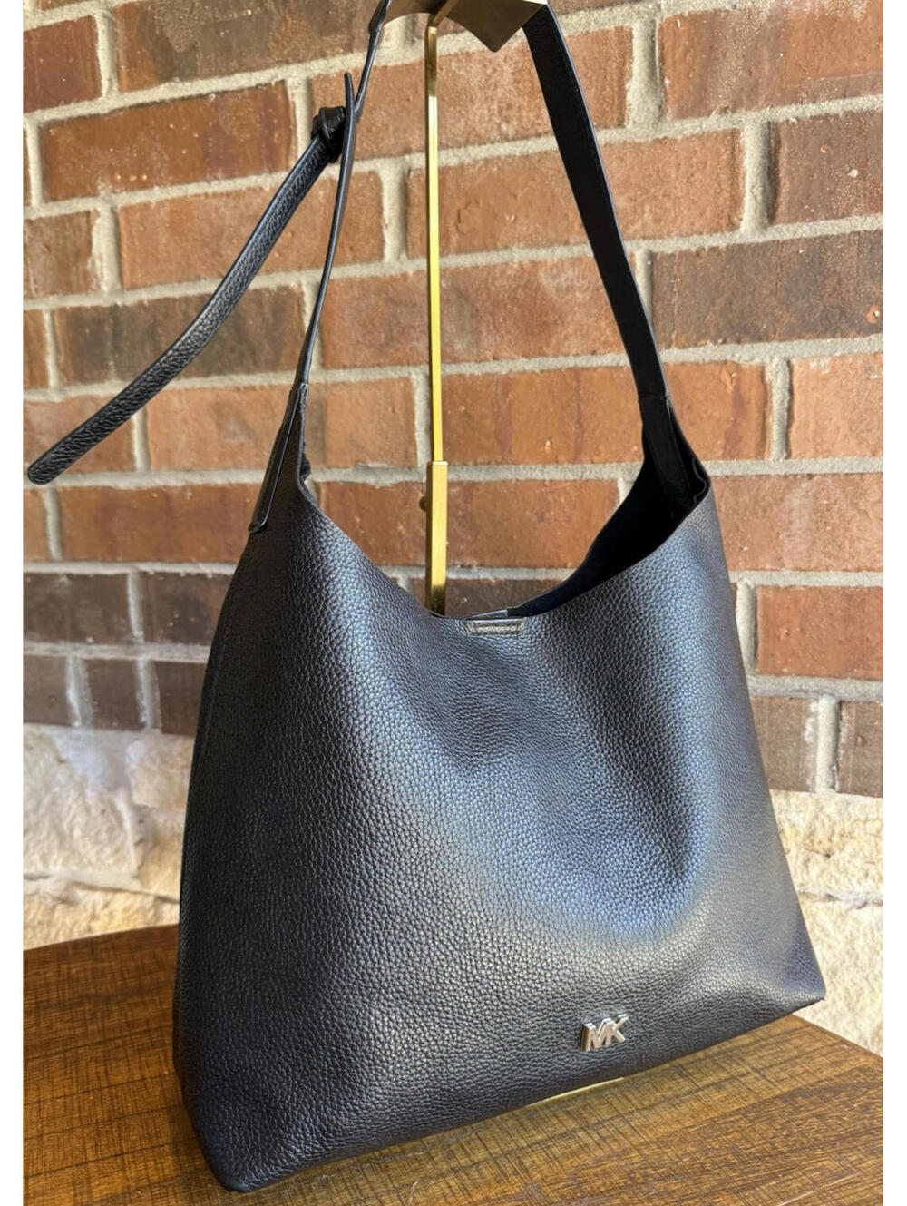 🌟🤩 Michael Kors Junie Medium Hobo Bag Black Pebbled Leather Gold Tone 👜 - Picture 4 of 11